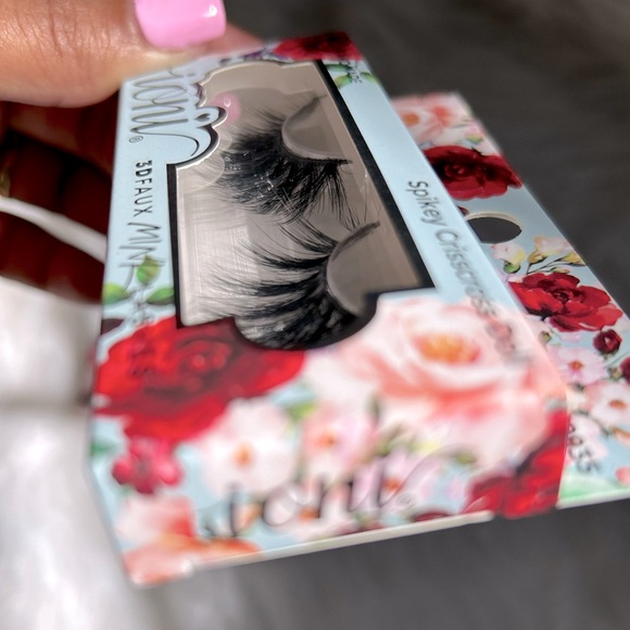 Spikey Criss Cross Mink Lashes - Picture 11 of 15